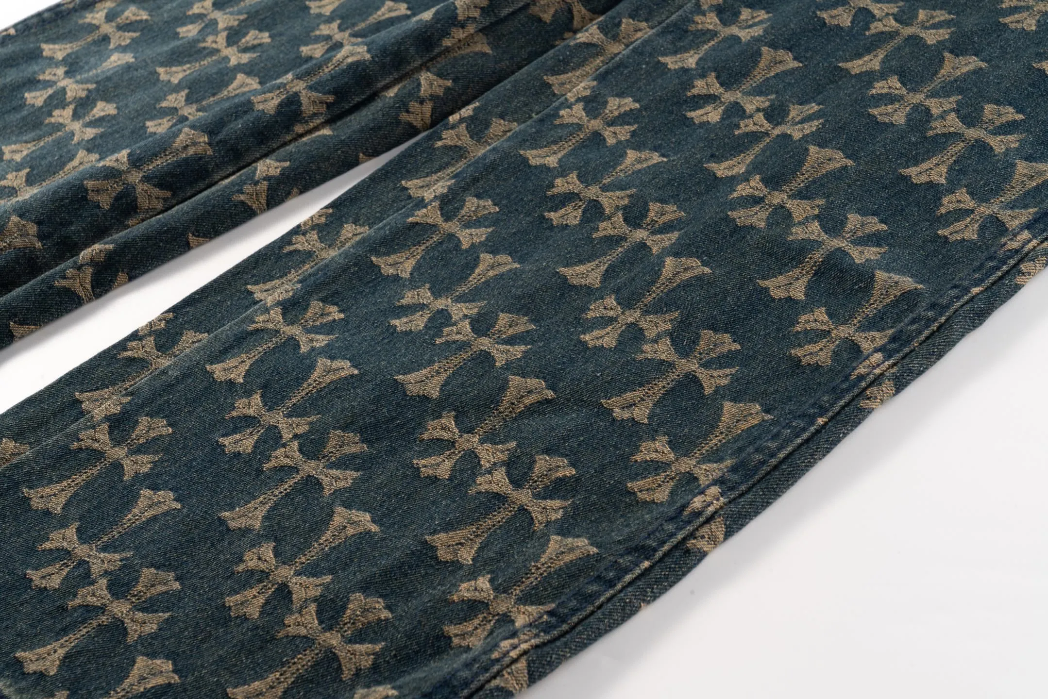 P220 Chrome Hearts｜Chrome Hearts CH all-over printed jacquard bootcut jeans - 2024 autumn new product, the same style as the Internet celebrity star's cross-printed jeans, with unique cross design elements and all-over printing, full of design sense. It is made of 100% denim cotton fabric with heavy coarse yarn count, which ensures a stiff and tough silhouette while being soft, comfortable and breathable. The lapel is designed with silver buttons and is full of texture.  The classic dark yellow cross logo is all over the pants. They are generous and full of personality without being exaggerated. They are perfect for spring and summer!    Custom hardware! Same style for couples!  Three standards are complete, the same style for men and women, non-market ordinary version, feel free to compare and the quality is absolutely guaranteed. Style number: 1652# Color: blue Size: S-XXL (28-36)